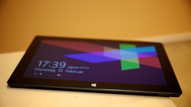 Das Surface RT liegt vor uns, der Lockscreen ist sichtbar. Das Surface RT liegt vor uns, der Lockscreen ist sichtbar.
