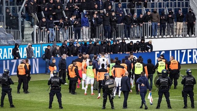 Als klar war, dass GC absteigen wird, verhinderten die Fans, dass das Spiel zu Ende gespielt wird. Als klar war, dass GC absteigen wird, verhinderten die Fans, dass das Spiel zu Ende gespielt wird.