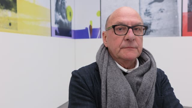 Gaudenz Signorell steht vor seinem aktuellsten Werk «Äquivalenz». Gaudenz Signorell steht vor seinem aktuellsten Werk «Äquivalenz».
