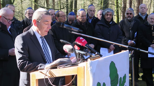 Mann am Rednerpult Mann am Rednerpult