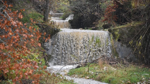 Eine Wasserschwelle mit viel Wasser im Emmental. Eine Wasserschwelle mit viel Wasser im Emmental.