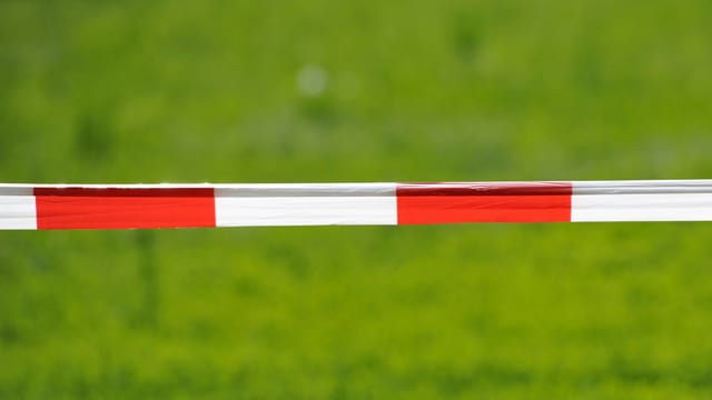 Absperrband vor Wiese Absperrband vor Wiese