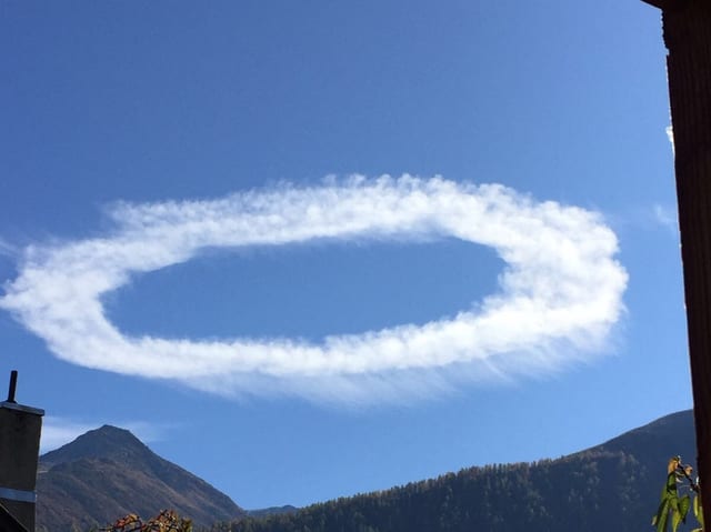 Weisser Kondensstreifen am blauen himme. An gewissen Stellen sind feine weisse Schleier unterhalb des Streifens zu sehen. Weisser Kondensstreifen am blauen himme. An gewissen Stellen sind feine weisse Schleier unterhalb des Streifens zu sehen.