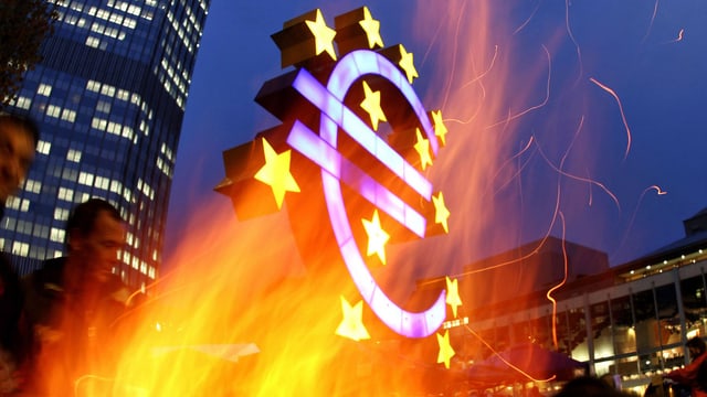 Aktivisten der Occupy-Bewegung in Frankfurt machen vor der Euro-Skulptur in Frankfurt ein Feuer. (keystone) Aktivisten der Occupy-Bewegung in Frankfurt machen vor der Euro-Skulptur in Frankfurt ein Feuer. (keystone)