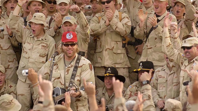 Toby Keith umzingelt von uniformierten US-Soldaten. Toby Keith umzingelt von uniformierten US-Soldaten.