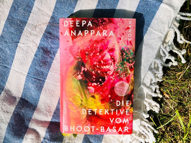 Der Roman «Die Detektive vom Bhoot-Basar» von Deepa Anappara liegt auf indischem Tuch. Der Roman «Die Detektive vom Bhoot-Basar» von Deepa Anappara liegt auf indischem Tuch.