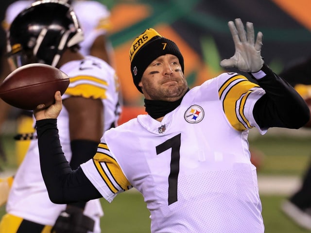 Ben Roethlisberger wirft einen Football Ben Roethlisberger wirft einen Football