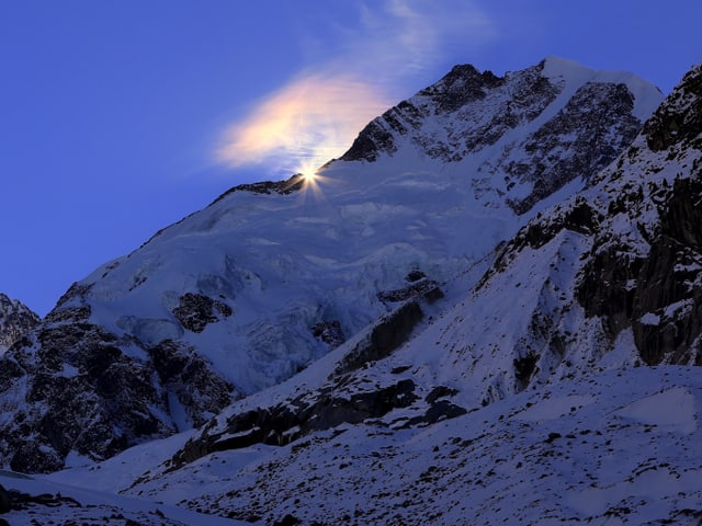Die Sonne geht hinter dem Piz Bernina auf. Die Sonne geht hinter dem Piz Bernina auf.