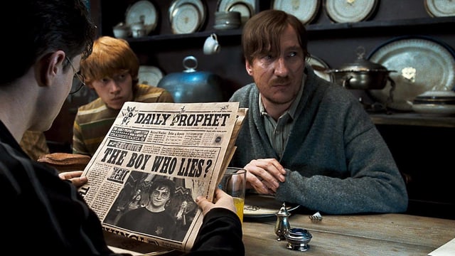 Remus Lupin in «Harry Potter». Er sitzt an einem Tisch. Remus Lupin in «Harry Potter». Er sitzt an einem Tisch.