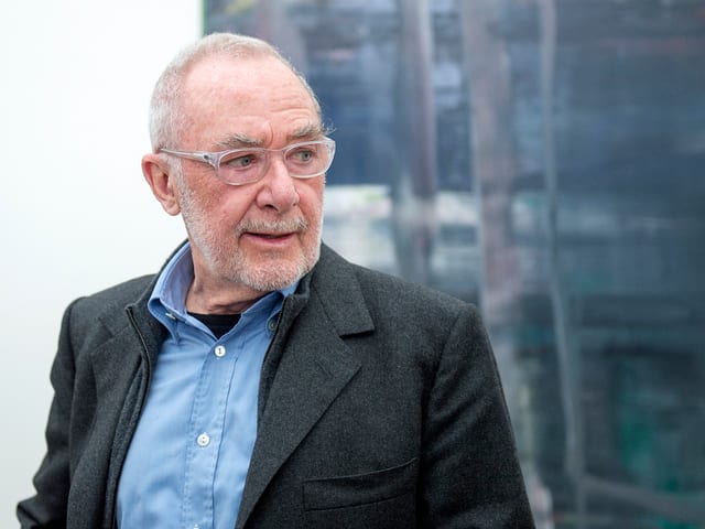 Richter vor einem seiner Bilder. Richter vor einem seiner Bilder.