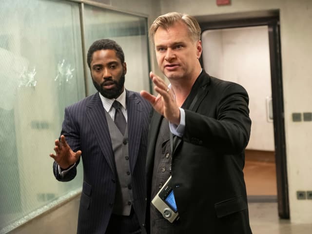 Star-Regisseur Christopher Nolan zeigt John David Washington den Weg (...zur Kinokasse?) Star-Regisseur Christopher Nolan zeigt John David Washington den Weg (...zur Kinokasse?)