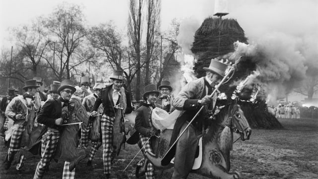 Ein Bild aus dem Jahr 1965, als Zürcher Zünfte auf Holzpferden um den Böögg gesprungen sind.