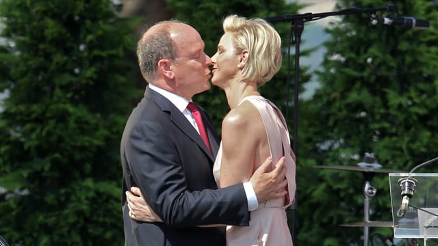 Herzhaft küssen sich Fürst Albert und Charlène Herzhaft küssen sich Fürst Albert und Charlène