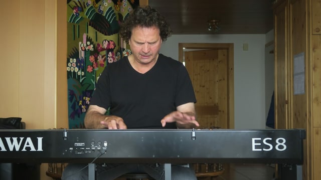 Andreas Haefliger spielt auf seinem E-Piano. Andreas Haefliger spielt auf seinem E-Piano.