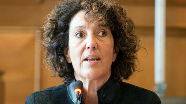 Die Berner Regierungsrätin Barbara Egger spricht in ein Mikrofon. Die Berner Regierungsrätin Barbara Egger spricht in ein Mikrofon.