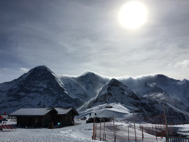 Bergkette mit Wolken zuoberst.