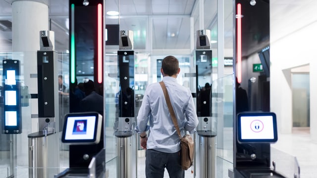 Schleuse für die automatische Passkontrolle Schleuse für die automatische Passkontrolle