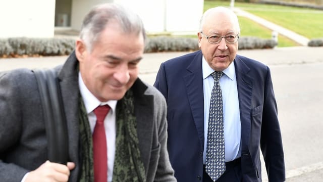 Schwarzenbach und sein Berater im Anzug. Schwarzenbach und sein Berater im Anzug.