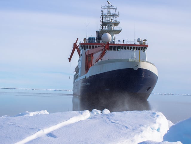 Der Eisbrecher im Polarmeer Der Eisbrecher im Polarmeer