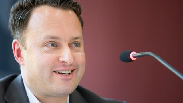 Porträtaufnahme von Sebastian Frehner am Rednerpult. Porträtaufnahme von Sebastian Frehner am Rednerpult.