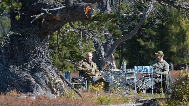 Wladimir Putin mit dem russischen Verteidigungsminister Sergej Schoigu beim Picnic in der sibirischen Taiga. Wladimir Putin mit dem russischen Verteidigungsminister Sergej Schoigu beim Picnic in der sibirischen Taiga.