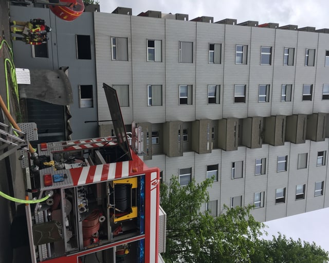 Feuerwehrauto vor Hochhaus. Feuerwehrauto vor Hochhaus.