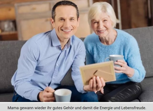 Mann und ältere Frau lächeln in die Kamera Mann und ältere Frau lächeln in die Kamera