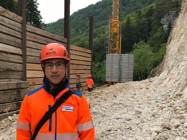 Mann mit Schutzhelm auf Baustelle. Mann mit Schutzhelm auf Baustelle.