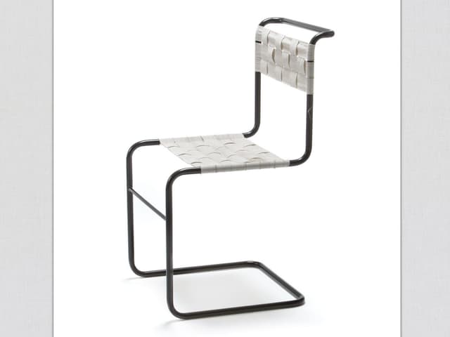 Freischwinger Stuhl aus einem Stahlgestell. Freischwinger Stuhl aus einem Stahlgestell.