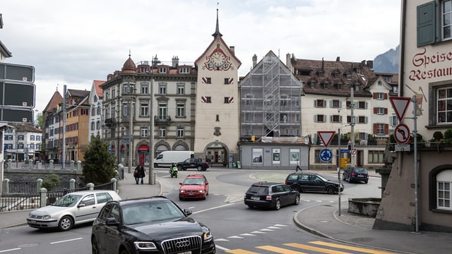 Verkehr in der Stadt Chur, die Altstadt im Hintergrund. Verkehr in der Stadt Chur, die Altstadt im Hintergrund.