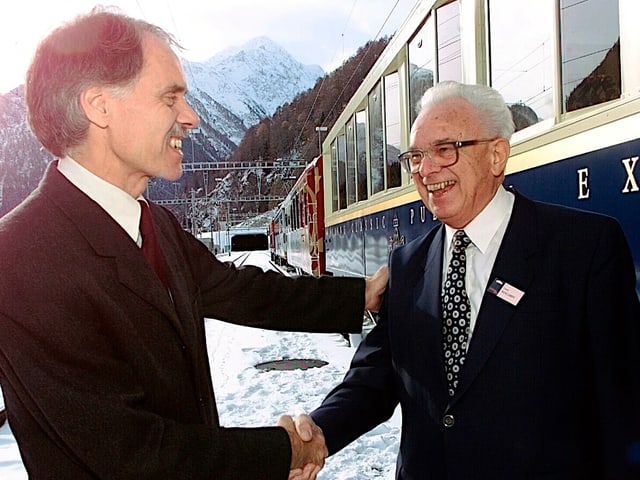 Bundesrat Moritz Leuenberger (links) gratuliert seinem Vorgänger Leon Schlumpf für dessen Einsatz zum Bau des Tunnels.