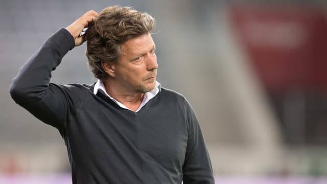 Jeff Saibene kratzt sich mit der rechten Hand am Hinterkopf. Jeff Saibene kratzt sich mit der rechten Hand am Hinterkopf.