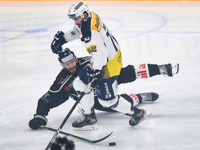 Zweikampf im Eishockey Zweikampf im Eishockey