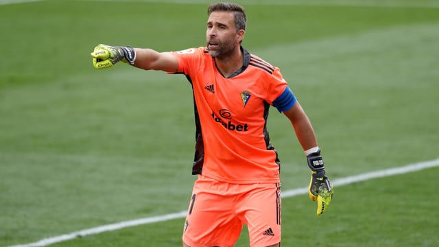 Cadiz-Captain Alberto Cifuentes dirigiert seine Vorderleute Cadiz-Captain Alberto Cifuentes dirigiert seine Vorderleute