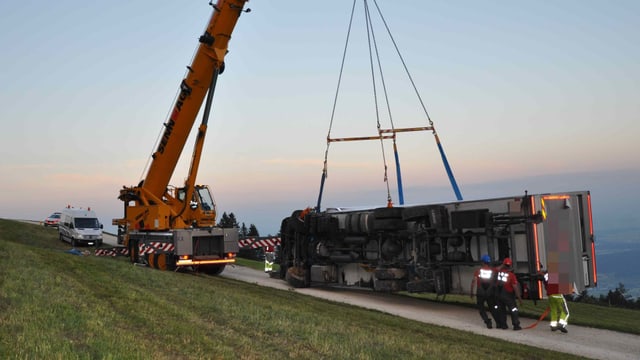 Ein Lastwagen hängt an einem Kran Ein Lastwagen hängt an einem Kran