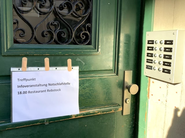 Schild an einer Türe mit Hinweis zu einem Informationsabend. Schild an einer Türe mit Hinweis zu einem Informationsabend.