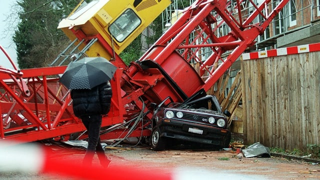 Ein umgestürzter Baukran zerstört ein Auto total. Ein umgestürzter Baukran zerstört ein Auto total.