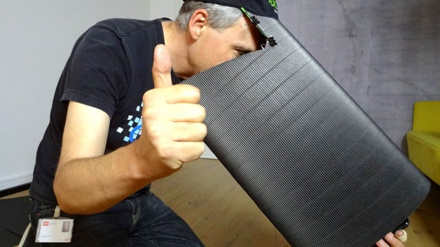 Peter guckt in die Kartonröhre. Peter guckt in die Kartonröhre.