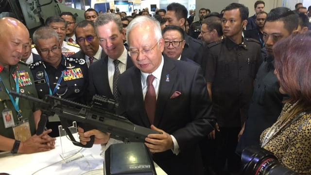 Premierminister Najib Razak ein Gewehr in der Hand haltend Premierminister Najib Razak ein Gewehr in der Hand haltend