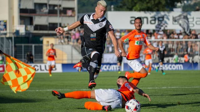 Ezgjan Alioski enteilt der Abwehr Ezgjan Alioski enteilt der Abwehr