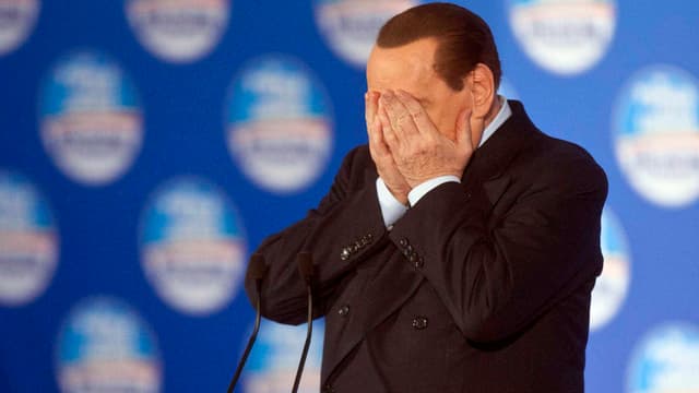 Berlusconi hält sich mit den Händen die Augen zu. Berlusconi hält sich mit den Händen die Augen zu.