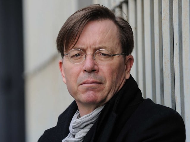 Ein Mann mit Brille und kurzem geradem Haar. Ein Mann mit Brille und kurzem geradem Haar.