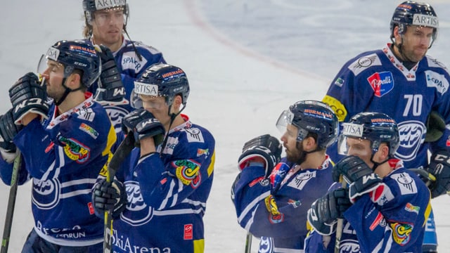 Ambri-Spieler mit hängenden Köpfen. Ambri-Spieler mit hängenden Köpfen.