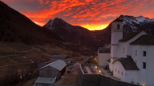 Am Morgen hatte es Wolken über der Alpensüdseite, und so gab es in Simplon-Dorf ein perfektes Morgenrot. Am Morgen hatte es Wolken über der Alpensüdseite, und so gab es in Simplon-Dorf ein perfektes Morgenrot.