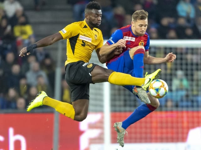 Jean-Pierre Nsame (links) und Silvan Widmer im Kampf um den Ball. Jean-Pierre Nsame (links) und Silvan Widmer im Kampf um den Ball.