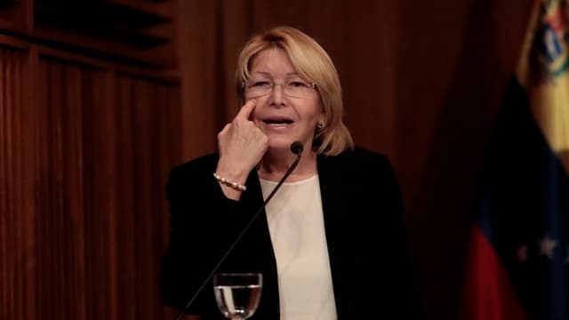 Generalstaatsanwältin Luisa Ortega zeigt mit einem Finger auf ihr Auge. Generalstaatsanwältin Luisa Ortega zeigt mit einem Finger auf ihr Auge.