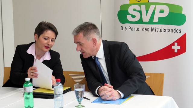 Diskussion zwischen Roth und Hürzeler vor der Pressekonferenz Diskussion zwischen Roth und Hürzeler vor der Pressekonferenz