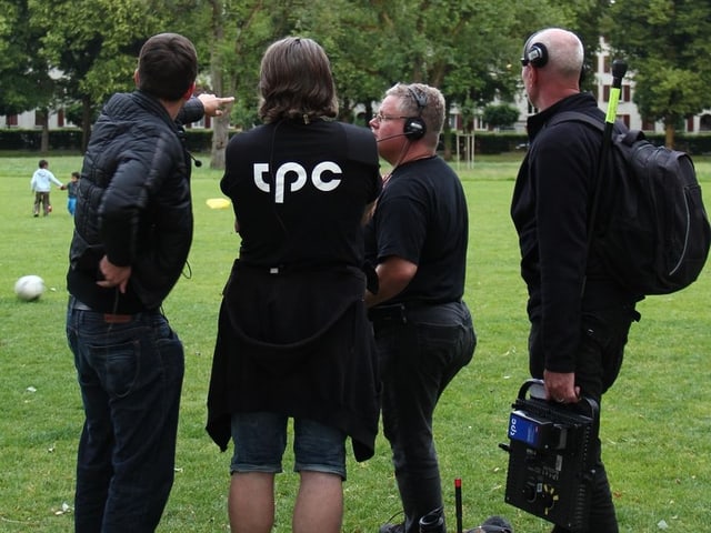 Das Team um Annina Campell macht sich bereit für die Liveschaltung auf der Josefwiese.