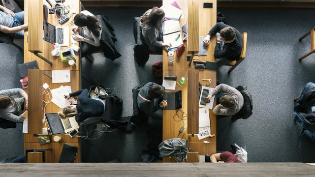 Studierende in der Bibliothek Studierende in der Bibliothek