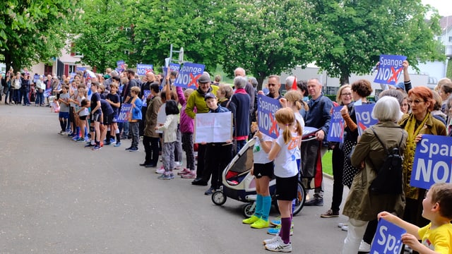 Menschen mit Plakaten. Menschen mit Plakaten.